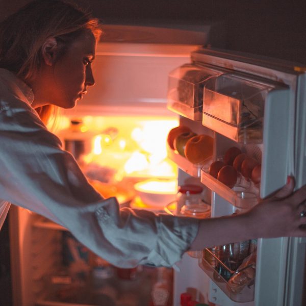 Metody na podjadanie w nocy. Skąd bierze się szkodliwy nawyk i jak się go pozbyć?